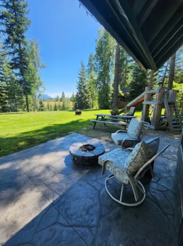 Play House, Hot Tub, w/ Beautiful Views. Quaint, Cozy, & Peaceful.