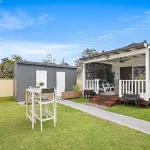 Cottage by the Lake, 1 bedroom full size house, full kitchen, 2 living areas. Hotels in Long Jetty