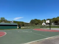 Main Street Retreat 4-bedroom w Hot Tub, Walk to Beach, Harbor & Restaurants