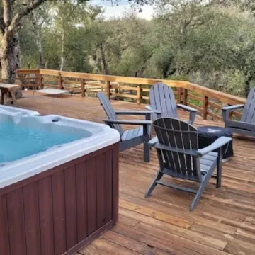 Julian's Red Fox Retreat- Nature with a Hot Tub