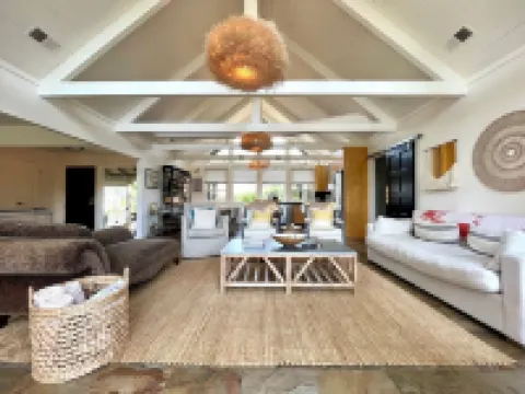 St. Helena home facing Spottswood Vinyard wood & walking distance to downtown 聖海倫娜酒店