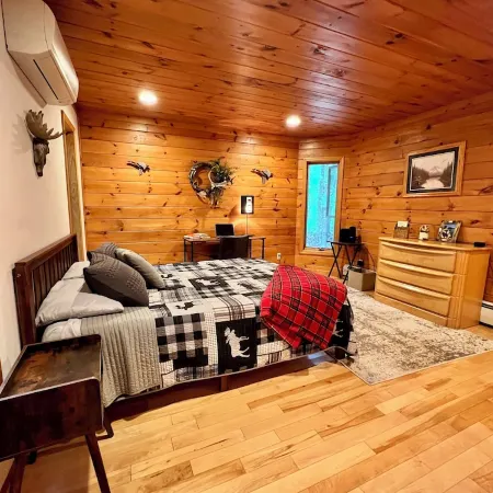Family Lodge with Hot Tub, AC, Minutes to Lake Placid and Hiking, Pet Friendly