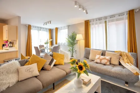 2BR Stylish Apt with Free Parking & nearby Subway Отели рядом с Аэропорт Глазго Прествик