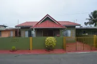 Spacious 4-bedroom house in charming Bon Accord with WiFi. 3 mins from beaches Crafter's Steak House and Grill附近的飯店