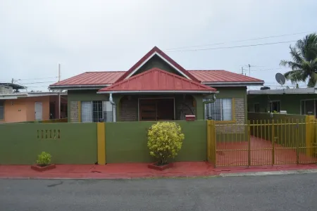 Spacious 4-bedroom house in charming Bon Accord with WiFi. 3 mins from beaches Отели в г. Bon Accord