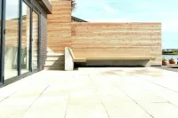 Waterfront home with hot tub/sauna Hotels in Lancing