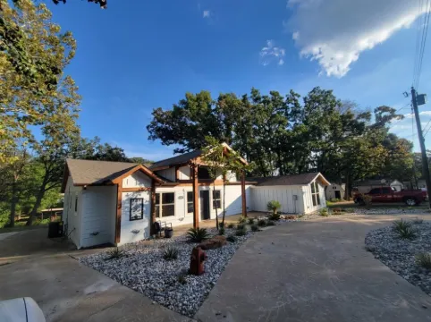 3-bedroom cozy relaxing home in Gun Barrel City with lots of amenities!