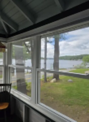 Cozy Lake house, Large Enclosed Porch, Private beach Hotels in Alton