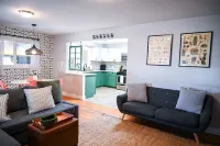 Colorful CO Home — 10 mins to DT Denver, pool table, & covered back patio! Hotel a Twin Lakes