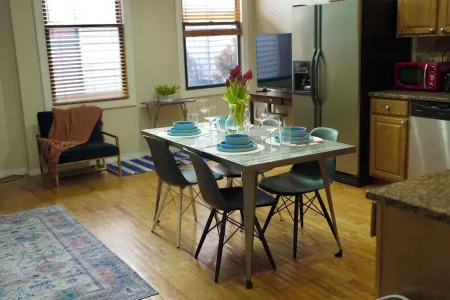 Spacious 3-bedroom apartment in West New York minutes to NYC Отели рядом с достопримечательностью «Запад Нью Йорк Паркс Департмент»