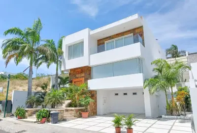 4-bedroom House in Manta with WiFi, AC. Security 24/7 Hotel a 