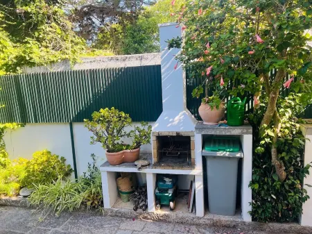 Charm Villa in Parede, few meters from the Beach. Beautiful garden with Jacuzzi Отели в г. Пареде