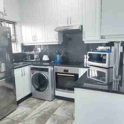 Cozy 2-bedroom apartment in welcoming Kingsburgh with AC, WiFi Others