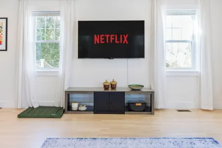 Spaciously Convenient Lake House 4 BR, 2 BA, 8 ppl