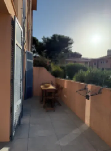 Apartment Les embruns, 1 min from the beach with sea-view terrace. Hotels in Saint-Mandrier-sur-Mer