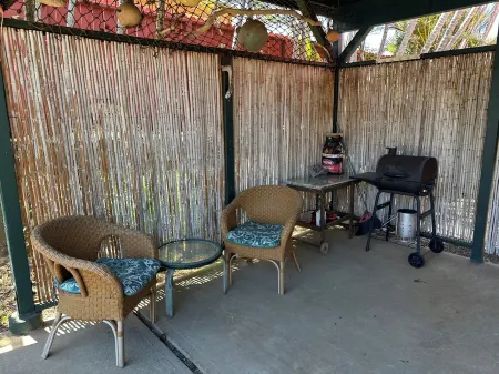 Charming. permitted cottage, short walk to Paia town & beach.STPH 2013/0004