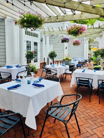 Inn on Main Hotel Отели в г. Манасквен