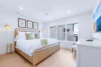 Stylish Cottage with Pool and Outdoor Grill - Elegant Waterfront Haven Hotels in Georgetown