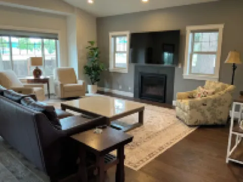 The Track House - 4BR Near UO, Autzen & Hayward, Peaceful & Spacious