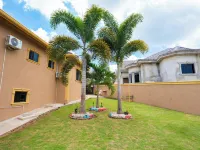 Spacious 2-bedroom apartment in Mandeville with hot tub ,WiFi and private garage Hotels in Mandeville