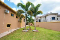 Spacious 2-bedroom apartment in Mandeville with hot tub ,WiFi and private garage Hotels in Mandeville