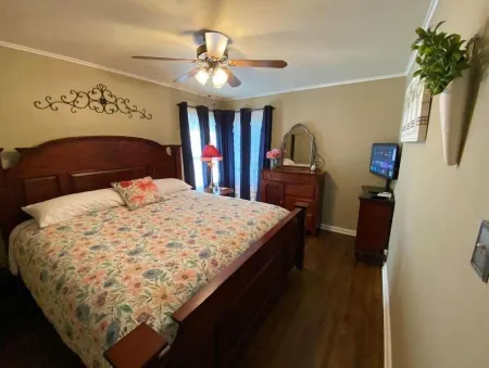 Charming Bungalow-safe area-8 minutes from S Tulsa Отели в г. Крик