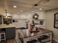 Entire Guest Unit - Cool Canby Crib-Full Basement