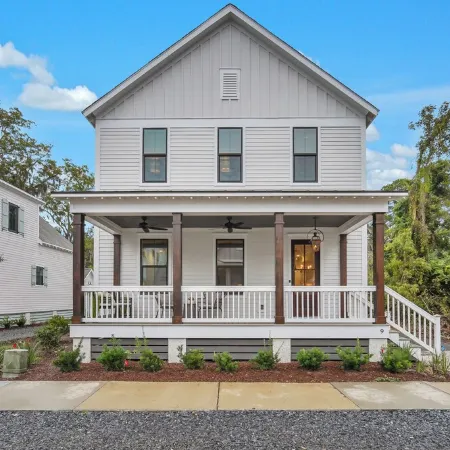 Luxurious Living in Old Town Bluffton! Sleeps 6! Prime Location!