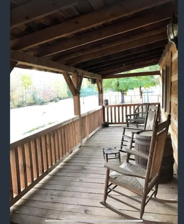 Cabin by the Creek  Sleeps 8 on 3 Beautiful acres - Close to town and activities Отели рядом с достопримечательностью «ТУРА Клинч Ривер Аксесс»