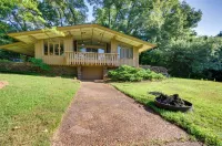 Tranquil Mid-Century Modern Cottage w/ Forest View - Maalaistalo