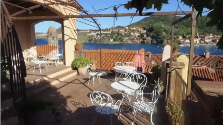 Unique catal. Traditional house with stunning views of the bay & mountains in d. Old town