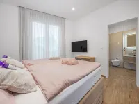 Villa with Pool, Game Room, Garden - Hot Tub
