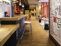 ibis Versailles Château.