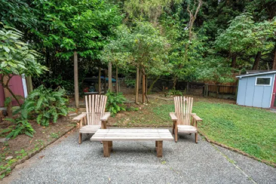 Charming 2-bedroom house on Vashon with a private yard and easy access to town