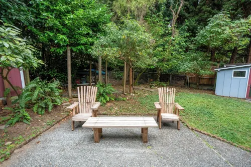 Charming 2-bedroom house on Vashon with a private yard and easy access to town