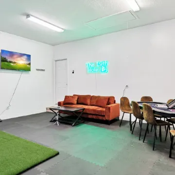 Modern Home! Golf Simulator - Poker - Pet Friendly