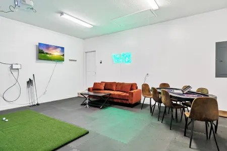 Modern Home! Golf Simulator - Poker - Pet Friendly