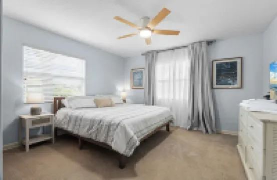 Updated Beach House.  Walk to Beach, Shop, Waterfront Dining 2 Bed 1 Bath 諾科米斯酒店