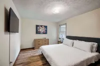 The Family Nook Home for 8 Hotels in Hamilton