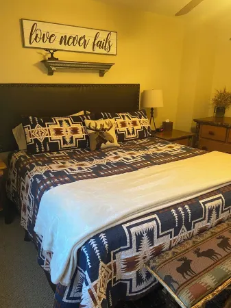 Moose Traks Come stay in Downtown Red Lodge,  2 blocks from Broadway Street Отели в г. Карбон