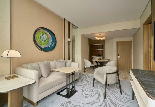 쉐라톤 사이공 호텔의 넓고 모던한 객실 내부