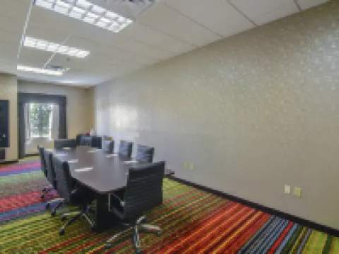 Holiday Inn 阿林頓東北流浪者棒球場 阿林頓酒店