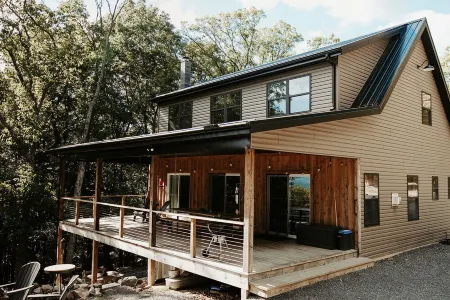 The Rusty Lantern! Enjoy peace and quiet in this cozy mountain cabin! Free WiFi