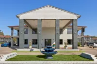 HomeTowne Studios by Red Roof San Antonio E - Frost Bank Center Hotels in San Antonio