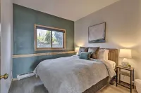 Pool, Hot Tub and Ski Shuttle! Silverthorne Condo - 3-stjärniga