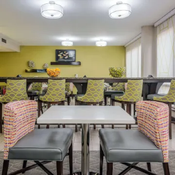 Hampton Inn Tampa-Airport/Westshore Отели рядом с достопримечательностью «Стейк-хаус Bern's»