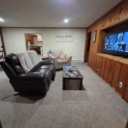 Charming 3-bedroom ranch style in a quiet school zone, with WiFi