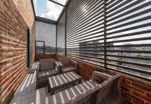 공주 숙소 외관 하단