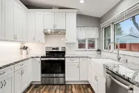 Family 4BR Home With Patio by Willowcreek Park - balcony