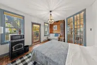 Historic home, great yard & Walk to Dogfish Head Brewery! Hotels in Milton